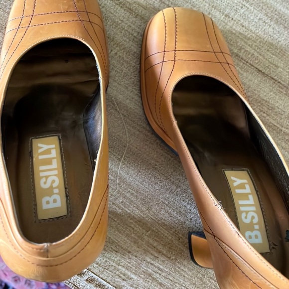 B. Silly retro square toe gold heels size 5.5. - Picture 3 of 4